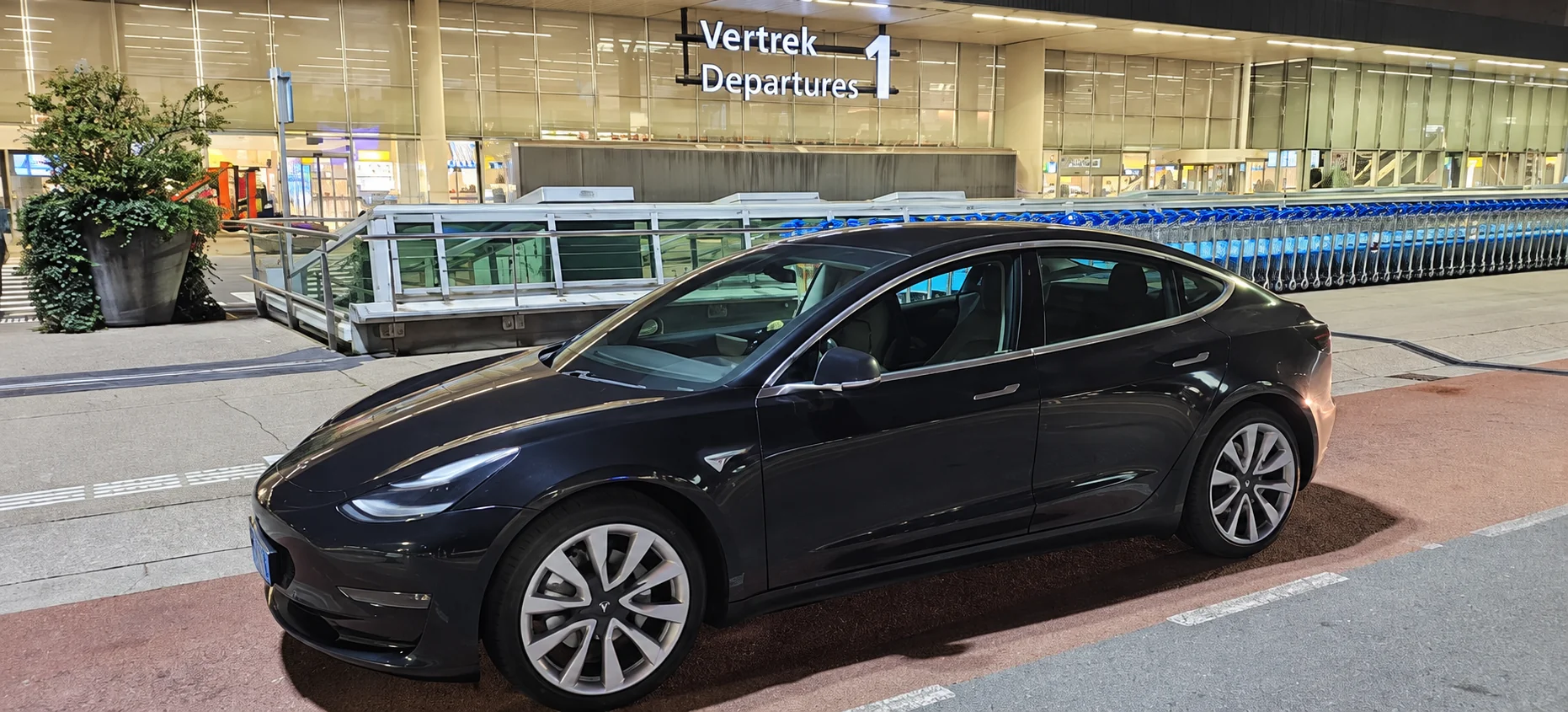 Eigen Tesla bij Schiphol